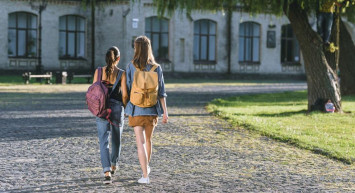 Kocaeli Üniversite kampüsünde korku dolu anlar: Genç kız çığlık çığlığa kaçarken her şeyi kaydetti