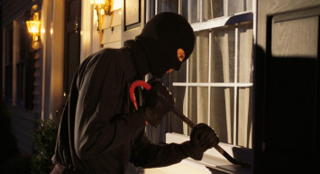 Kocaeli’de inanılmaz olay: Eve gelen hırsızı pantolonunu indirmiş bir şekilde yakaladı!