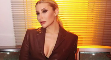 Konser yoğunluğu sebebiyle hastanelik olan İrem Derici bu kez Instagram paylaşımlarıyla olay yarattı! Önce çıplak sonra başörtülü pozunu yayınladı