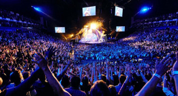 Konserde facia gibi kaza: Ünlü şarkıcı hayranının üzerine atladı, genç kız felç kaldı!