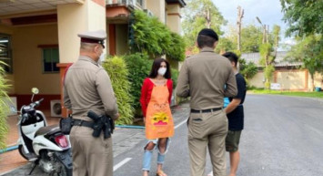 Kuzey Tayland’da pankek dükkanında çalışan kadın giydiği kıyafetler yüzünden gözaltına alındı