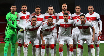 Manchester United A Milli Takım'ın yıldızı Hakan Çalhanoğlu'nu transfer etmek istiyor!