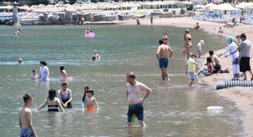 Marmaris'te Termometreler 41 Dereceyi Gösterdi: Plajlara Akın Ettiler