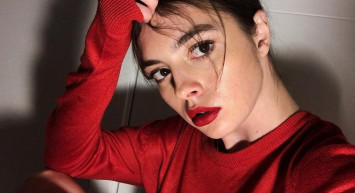 Melis Sezen'in Derin Yırtmaçlı Peri Elbisesi İle Beğenileri Topladı