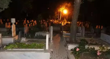 Mezarlıkta tüyler ürperten olay! Doğum sırasında ölen kadının ruhu bebeğinin mezarını ziyaret ediyor o anlar kameralara anbean yansıdı