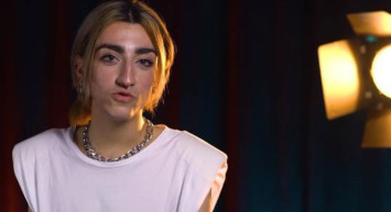 Mika Raun bir kadını göğüsünden öptü bu anlar büyük yankı uyandırdı! Popüler olacağım derken rezil oldu