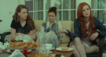 Mine Tugay Mini Etekli Pozu İle Olay Oldu