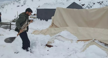 Kar Ve Kış Sıcak Bir Eviniz Varsa Güzel! Mülteci Kampları Zorlu Günler Geçiriyor: Çadırları Yıkıldı