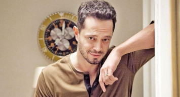 Murat Boz'dan karın kası şovu! Üstsüz poz veren ünlü şarkıcı genç kızların gözlerini kamaştırdı