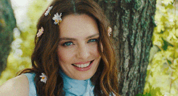 Nil Karaibrahimgil Kimdir?