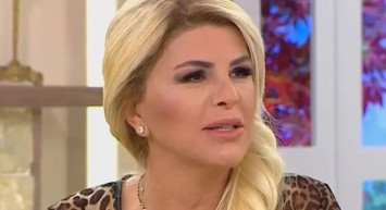 Nuray Sayarı kimdir? 