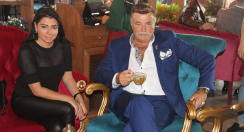 Nuri Alço Eşi Burcu Sezginoğlu ile Çeşme'de Tatilde