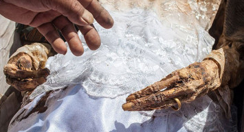 Ölen oğlunu mezardan çıkarıp öyle bir şey yaptı ki!