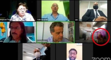 Online toplantının sonu kötü bitti: Kamerayı kapatmayı unutan çift 45 dakika canlı yayınca cinsel ilişkiye girdi