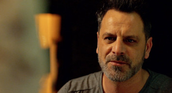 Ozan Güven bir türlü akıllanmadı! Kavgalarıyla davalık olan ünlü oyuncu kız arkadaşıyla yakalanınca bu kez kameramanlara saldırdı