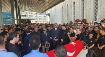 Özkan Uğur son yolcuğuna uğurlandı! Karacaahmet Mezarlığı'na defnedilen ünlü sanatçının cenazesinde zor anlar