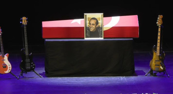 Özkan Uğur'un cenaze töreni başladı! Sanat camiasından ünlü isimler AKM'ye akın etti