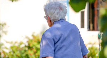 Pakistan'da 300 yaşında olan kadın görenleri hayrete düşürdü