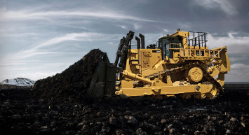 Parasını alamayan adam amcasının kamyonlarını kepçeyle ezdi