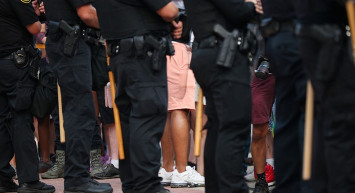 Polis memuru görevi başında cinsel ilişkiye girdi: O görüntüler sosyal medyayı ayağa kaldırdı