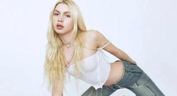 Sahnede mini elbisesiyle dans eden Aleyna Tilki'nin zor anları!