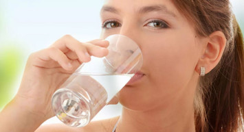 Sahurda, iftarda ezan okunurken su içilir mi?