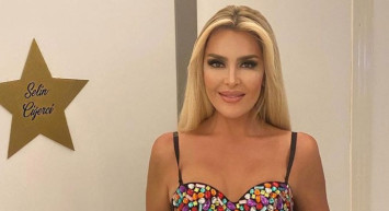 Selin Ciğerci paylaşımlarına hız kesmeden devam ediyor: Mini şortuyla kamera karşısına geçti takipçileri beğeni yağmuruna tuttu