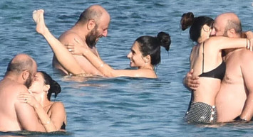 Serkan Keskin ve Meriç Aral tatilde aşka geldi! İkili denizin ortasında kimseyi umursamadan yakınlaştı o anlar Bebek Sahili rezaletini akıllara getirdi