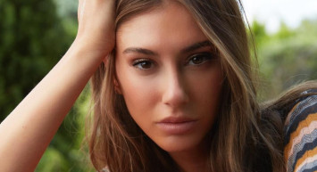 Şeyma Subaşı'dan çok konuşulan yatak paylaşımı: Üstünü yalnızca kitapla kapatınca olay oldu!