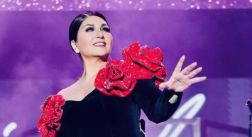 Sibel Can'a iş insanı hayranından dudak uçuklatan jest: Servet değerindeki hediyeyi sahnede taktı!