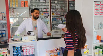 Şiir Mısralarından Etkilenen Eczacı Ücretsiz Aşı Yapıyor