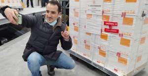 Çin Aşılarını Fotoğraflayan TRT Muhabirinden İlaç Firması Detayına Vurgu!