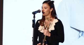 Skandal iddia sosyal medyayı salladı: Afra Saraçoğlu ödül töreninde temastan rahatsız mı oldu?