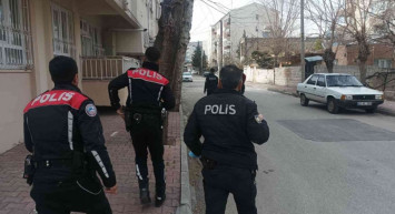 Skandal olay! Çöp kutusunun yanında sevişmeye başladılar o çifte polisten meydan dayağı geldi 'Oh be sonunda'