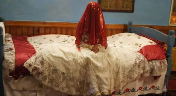 Skandal olay! Gelin 12 yaşında damat ise 70! Erkek kardeşinin düğünü olduğunu sanan kız kendisini nikah masasında buldu