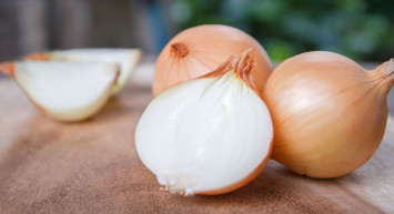 Soğana karanfil batırmak ne işe yarar? Soğana karanfil batırıp başucunuzda bekletmek o hastalığın doğal ilacı