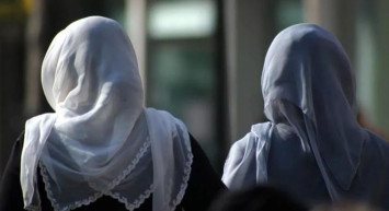 Sosyal medya bu görüntüleri konuşuyor: Müslüman kız öğrencilere penis dedirtmeye çalışan öğretmene tepkiler çığ gibi büyüyor