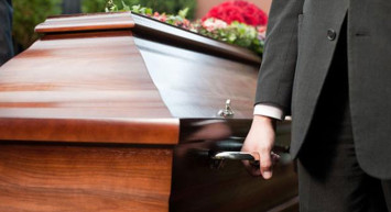 Sosyal Medya Fenomeni Babasının Tabutunun Önünde Poz Verdi