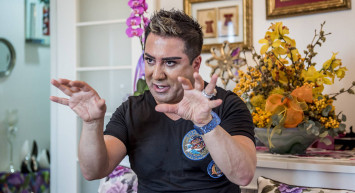 Sosyal medya fenomeni Murat Övüç gelinlik giydi!