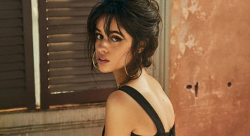 Sunucular ne yapacağını şaşırdı: Ünlü şarkıcı Camila Cabello’nun canlı yayında başına gelenler herkesi şaşkına çevirdi