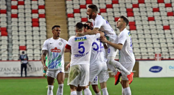 Süper Lig'e veda eden Çaykur Rizespor'un futbolcusu Yannick Bolasie'yi, Sivasspor transfer ediyor!