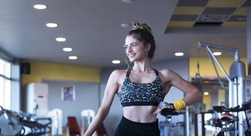 Survivor Aleyna Çalışkan'dan Kalça Dekoltesi