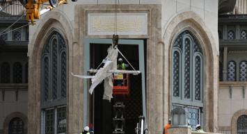 Taksim Camii’sinin Dev Avizesi Takıldı