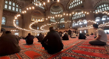 Tam Kapanmanın İlk Cuma Namazında Camiler Doldu