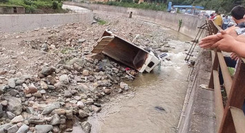 Trabzon'da Kamyonuyla Dereye Uçan Adam Yaralı Halde15 Bin Dolarını Aradı