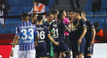 Trabzonspor-Fenerbahçe Maçı Sonunda Altay Bayındır'ın Yaptığı Hareketler Olay Oldu!