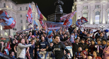 Trabzonspor'un Süper Lig şampiyonluğu dünyanın dört bir yanında büyük bir coşkuyla kutlanıyor!