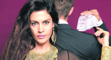 Tuğba Ekinci İnci Taneleri'nin pavyonuna çıktı! Kalça dansı olay oldu: Dilber mi yoksa?