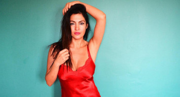 Tuğba Ekinci rahatlığın suyunu çıkardı! Üstüne sadece havlu aldı arasından...