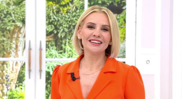 Türk televizyonunda bir ilk Esra Erol küsen çifti barıştırmak için stüdyoda her şeyini çıkarıp koştu